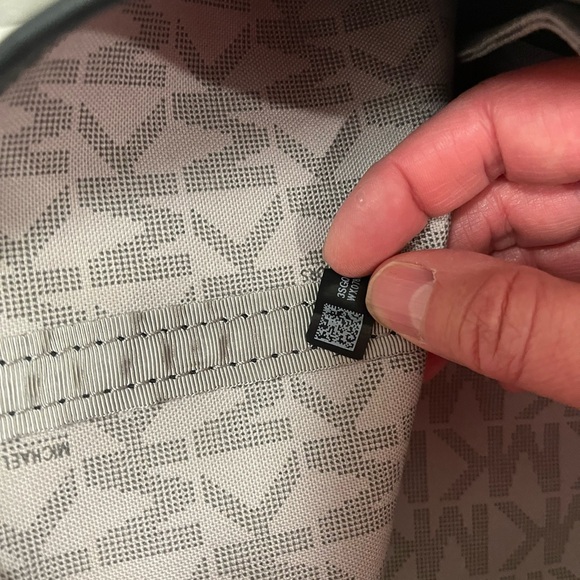 Michael Kors Black Signature Tote Bag - Picture 4 of 5